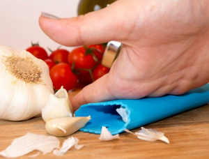 Garlic Peeler - Garlic peeling is a breeze now